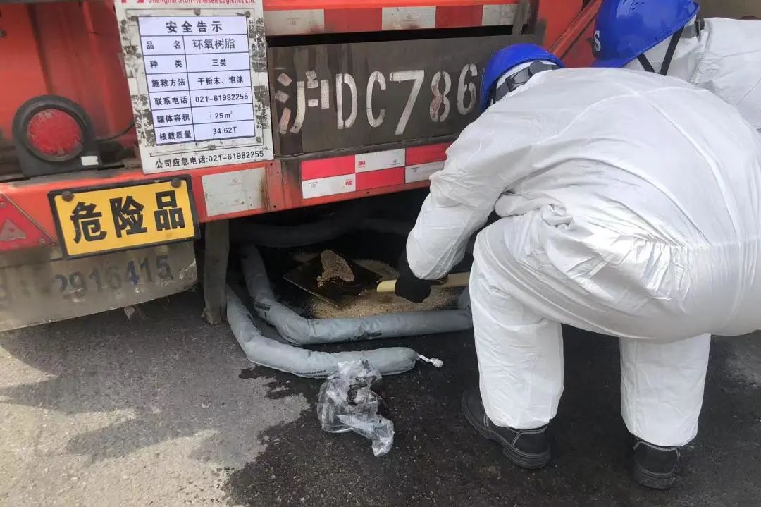 思多而特集装罐事业部(Stolt Tank Containers)联合演练-对泄漏物进行围堵，并覆盖沙土